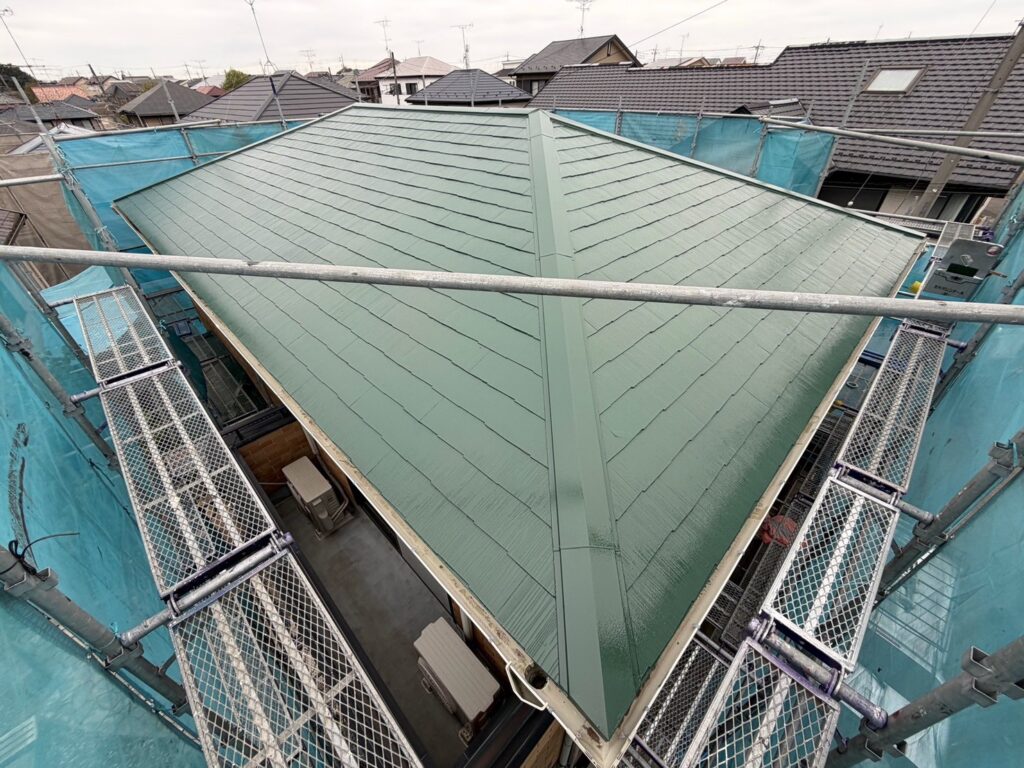 屋根中塗り（大屋根、完了）<br />
※下塗りがしっかりと効いていますので、中塗りの時点で艶がすごいです。